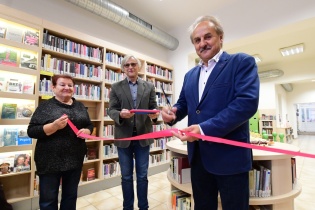 Starosta Ladislav Chlupáč přestřihává pásku. V pozadí je ředitel knihovny Karel Tománek.