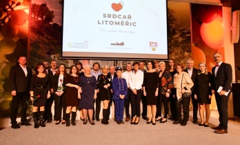 Na snímku jsou všichni ocenění „Srdcaři Litoměřic“ se zástupci Městského úřadu Litoměřice v čele s místostarostou Lukasem Wünschem a tajemníkem MěÚ Milanem Čigášem. 