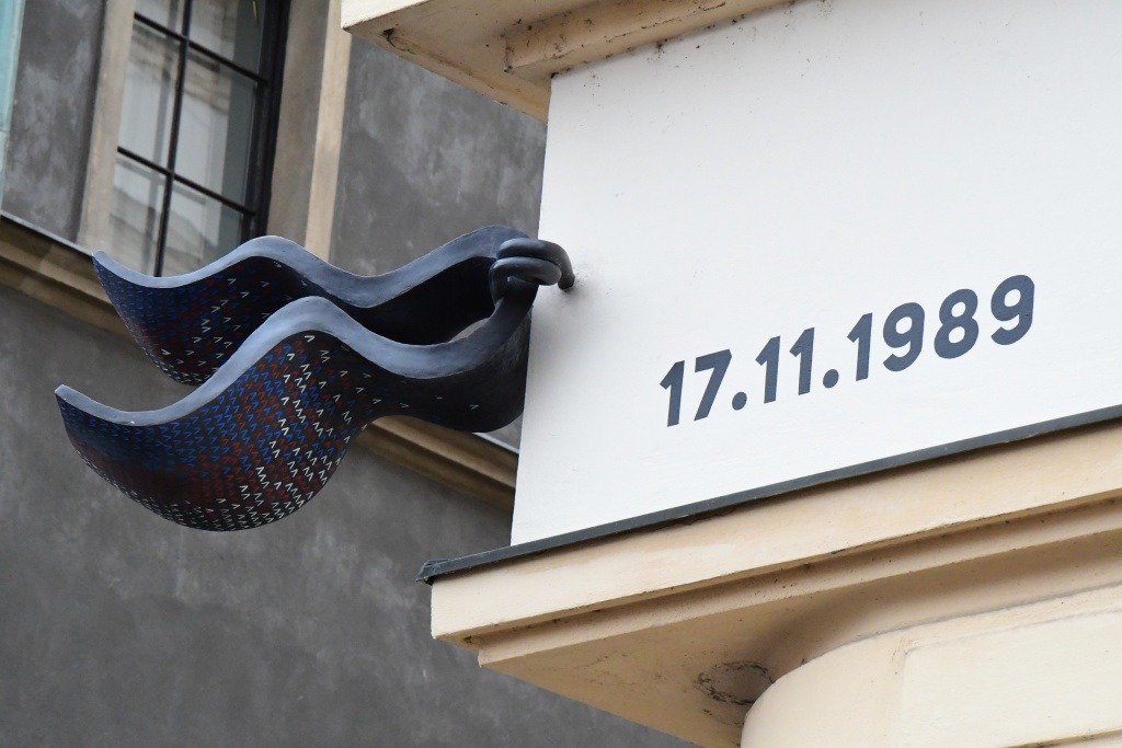 Trikolora na budově spořitelny