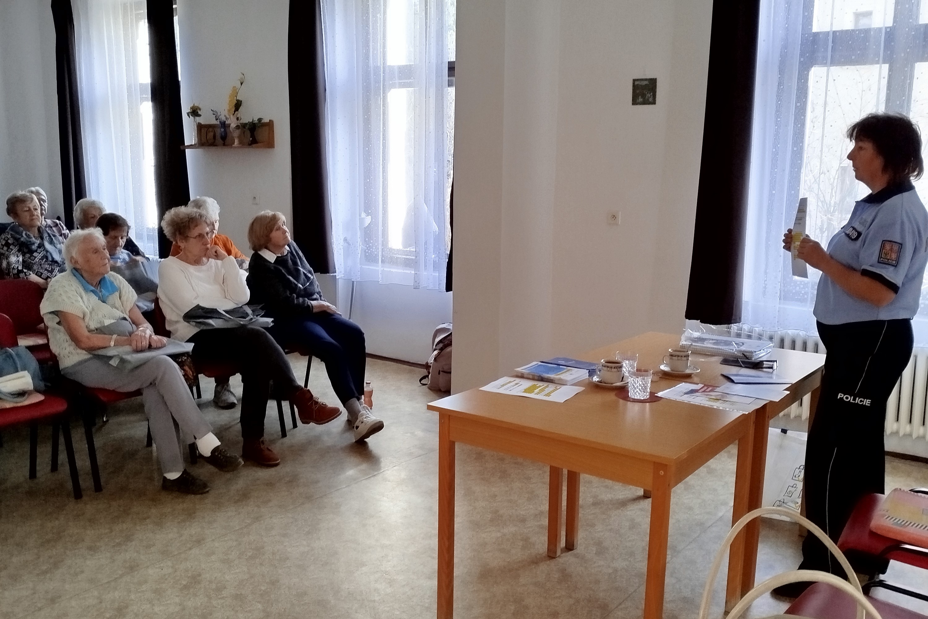 senioři na besedě