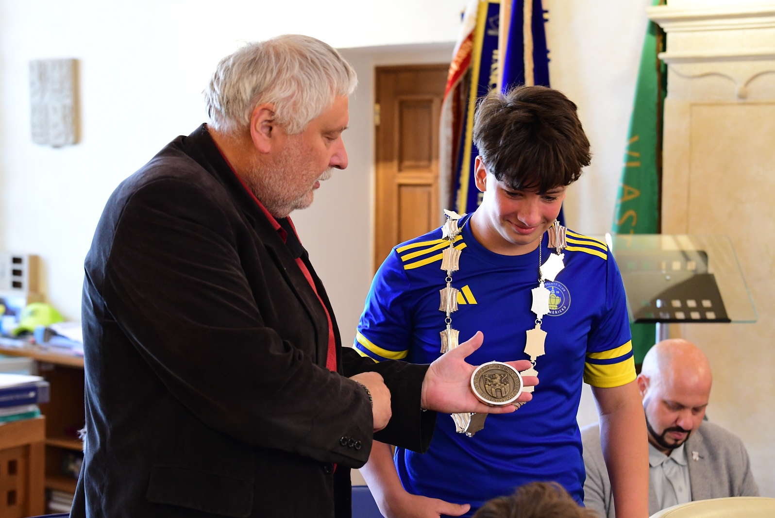 Mladí fotbalisté u starosty