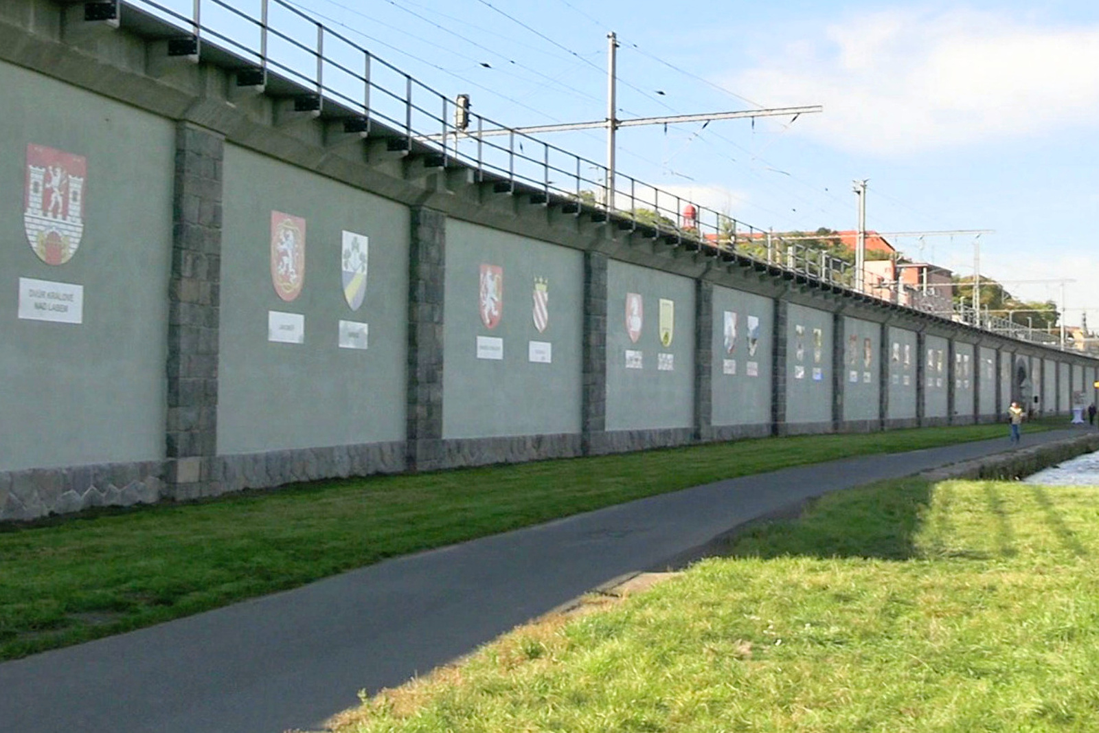 odhalení erbovní stěny