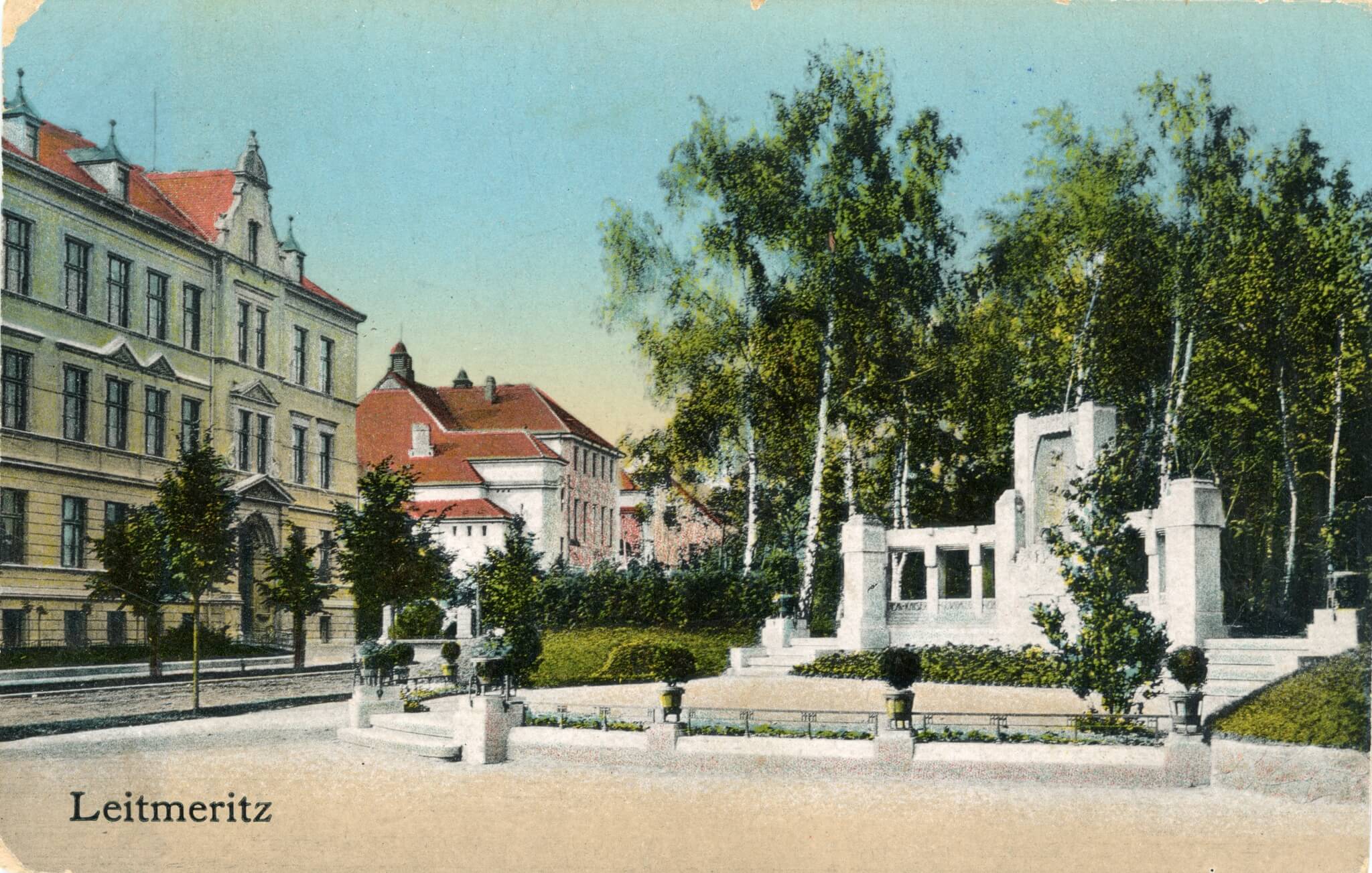 Obr. 2 – dokončený pomník na dobové pohlednici.