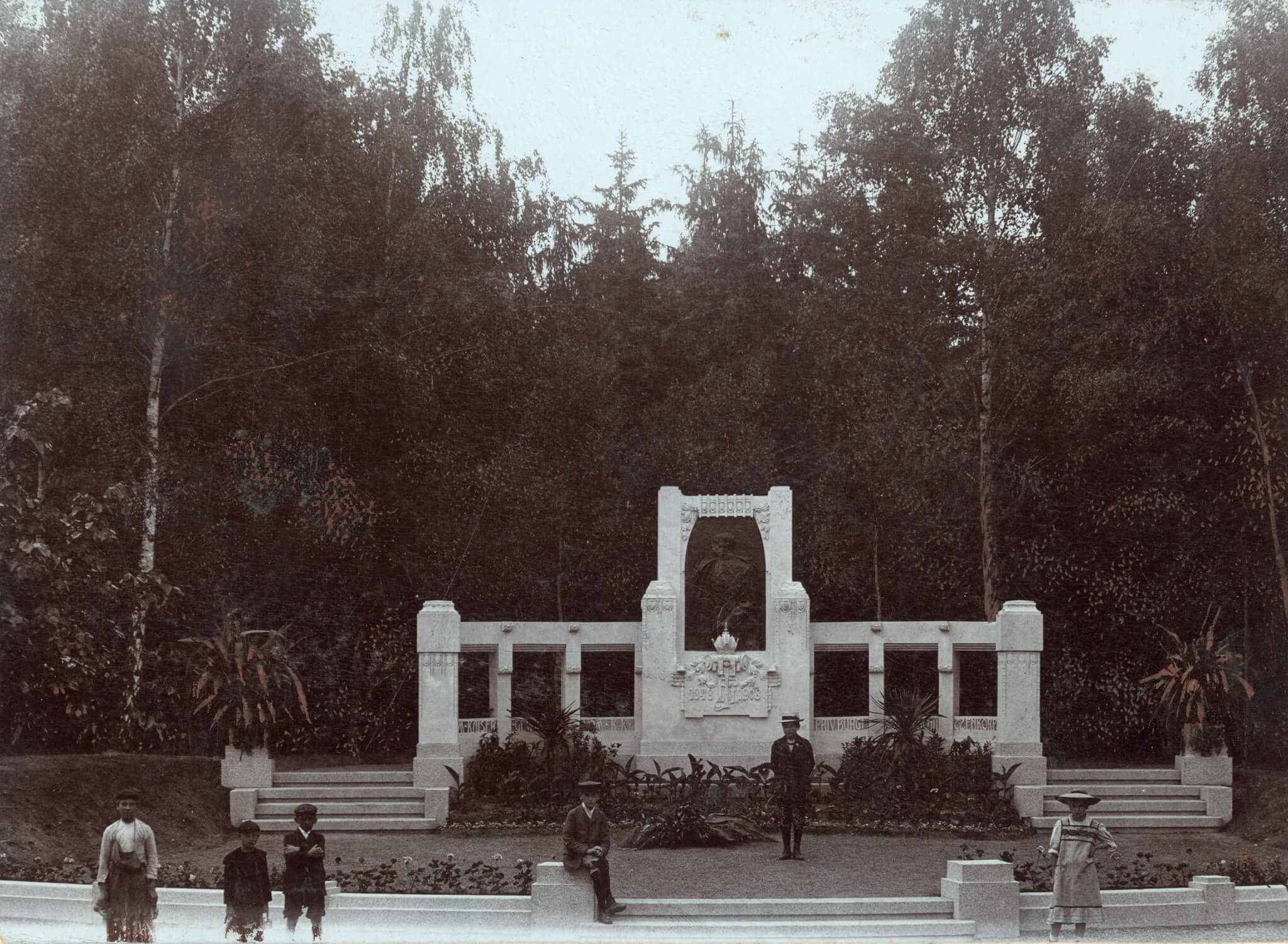 Obr. 3 – pomník na fotografii nedlouho po odhalení v roce 1900.