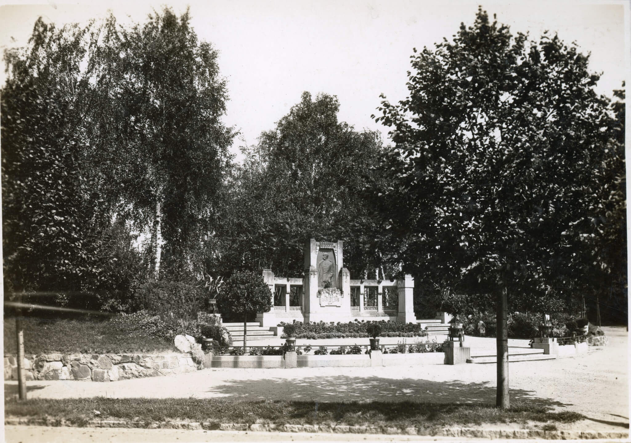 Obr. 4 – fotografie pomníku několik let po jeho dokončení, kdy byly doplněny některé ozdobné prvky.