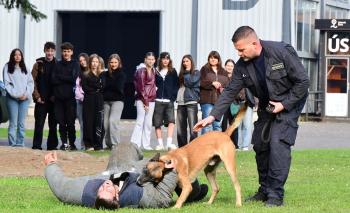 Den s IZS ukázal deváťákům práci záchranářů, hasičů i policistů v praxi