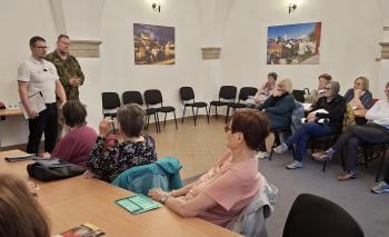 Senioři si v Litoměřicích vyzkoušeli základy sebeobrany