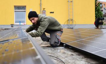 Instalace fotovoltaiky na městské objekty začala