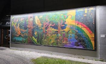 Galerie na zdi zahájila novou sezónu, první dílo už zdobí veřejný prostor