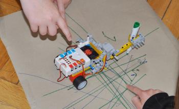 Školáci v ZŠ Na Valech poměřili síly v programování robotů